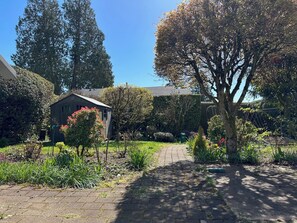 Property grounds - Ambleside central location spacious one bedroom suite. (West Vancouver)