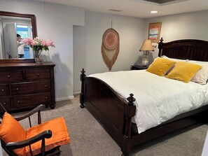 1 bedroom, WiFi, bed sheets - Ambleside central location spacious one bedroom suite. (West Vancouver)