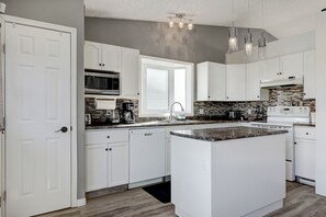 Micro-ondes, four, plaque de cuisson, lave-vaisselle