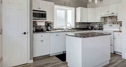 The Perfect 5 Bed, 4 Baths, Mini gym, 2 Kitchens, 2 Living rooms
