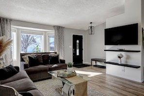Smart TV, fireplace - The Perfect 5 Bed, 4 Baths, Mini gym, 2 Kitchens, 2 Living rooms
 (Grande Prairie)