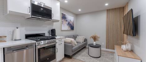 Refrigerador, microondas, horno y parrilla de estufa