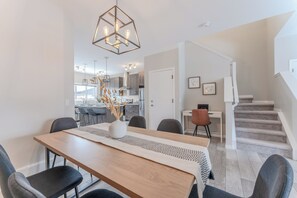 Dining - Family Getaway Home - 2 Private Suites | Sleeps 10 | Excellent for groups (Calgary)
