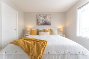 5 bedrooms, desk, iron/ironing board, travel cot - Family Getaway Home - 2 Private Suites | Sleeps 10 | Excellent for groups (Calgary)