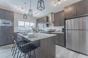 Fridge, microwave, oven, stovetop - Family Getaway Home - 2 Private Suites | Sleeps 10 | Excellent for groups (Calgary)