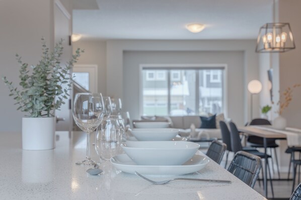 Dining - Family Getaway Home - 2 Private Suites | Sleeps 10 | Excellent for groups (Calgary)