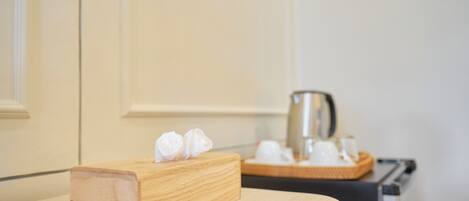 Un bloque de madera con pañuelos sobre una encimera de cocina.