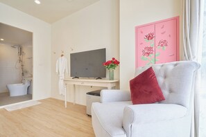 Minibar, caja de seguridad en la habitación y decoración personalizada 