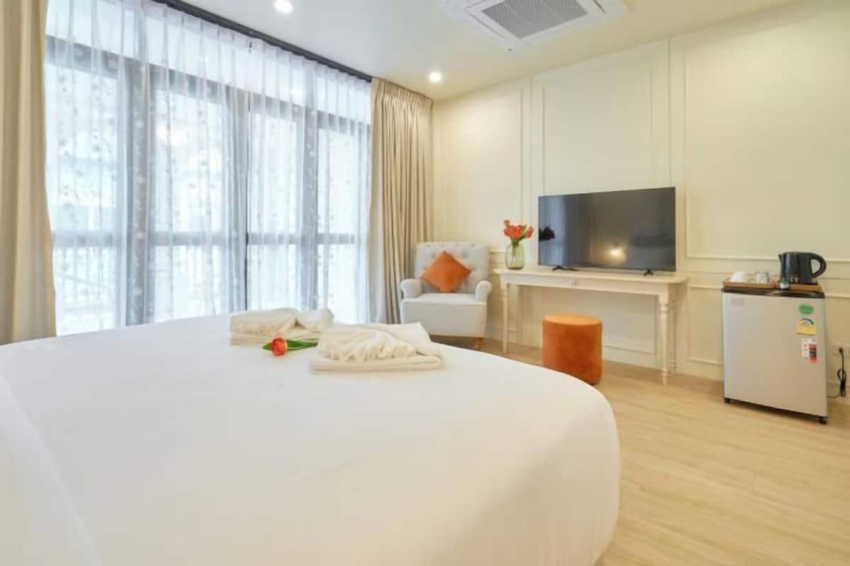 Minibar, in-room safe, individually decorated, individually furnished
