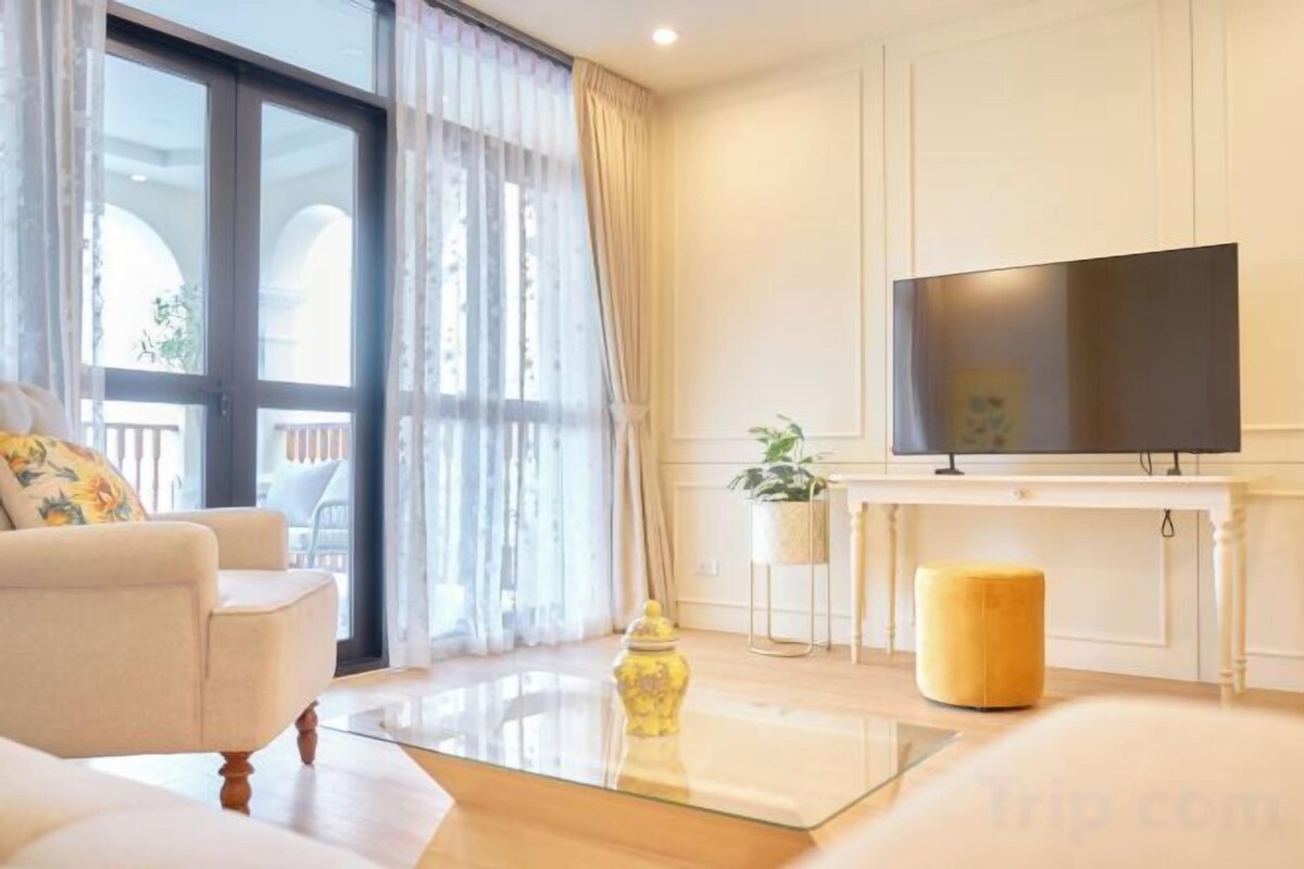 Living area | 60-inch LCD TV with cable channels