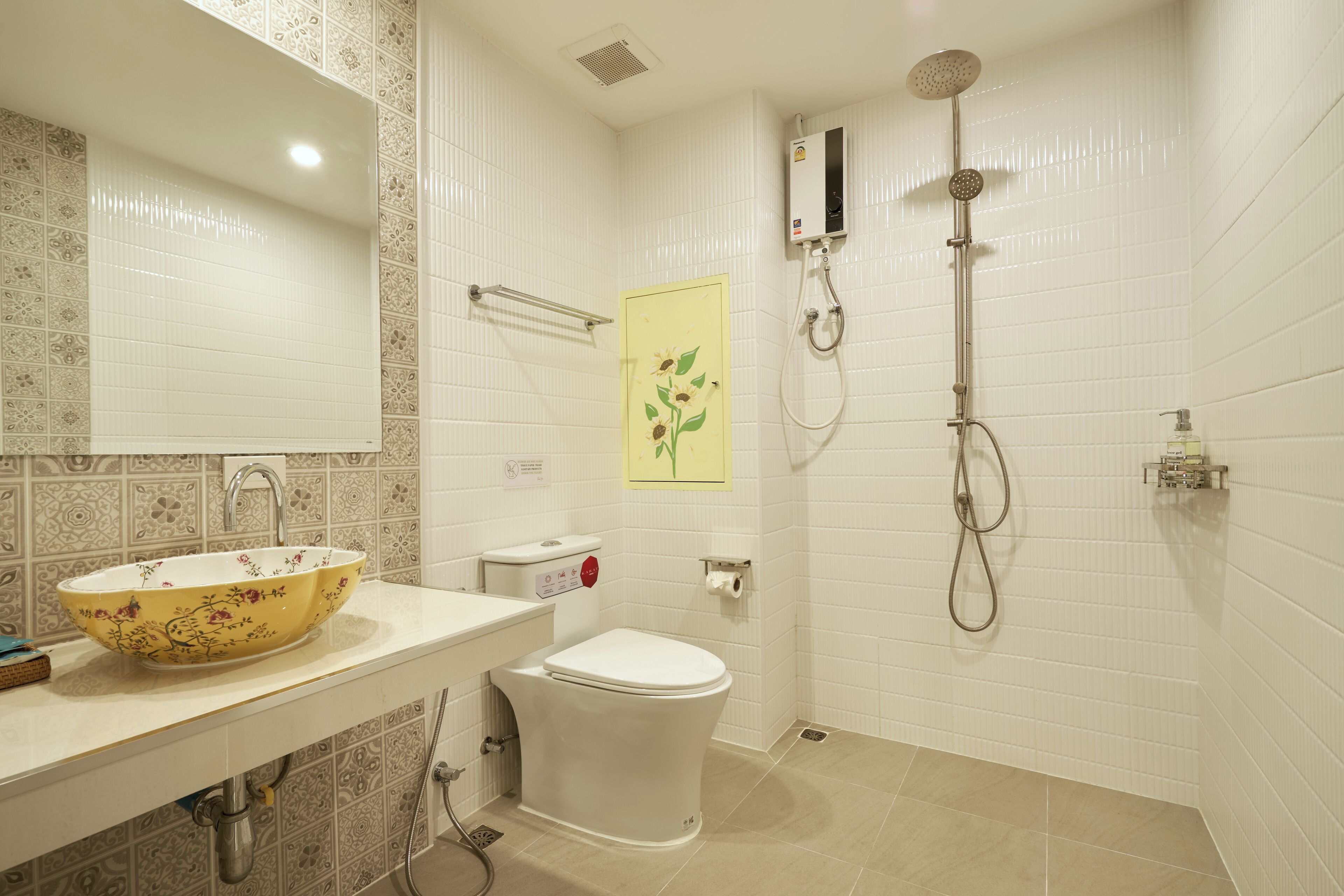 Un baño con lavamanos, inodoro y ducha.