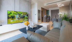 Presidential-Suite, 3 Schlafzimmer, Whirlpool, Stadtblick | Wohnbereich | 55-Zoll-Smart-TV mit Kabelempfang, Netflix, Smart Speakers