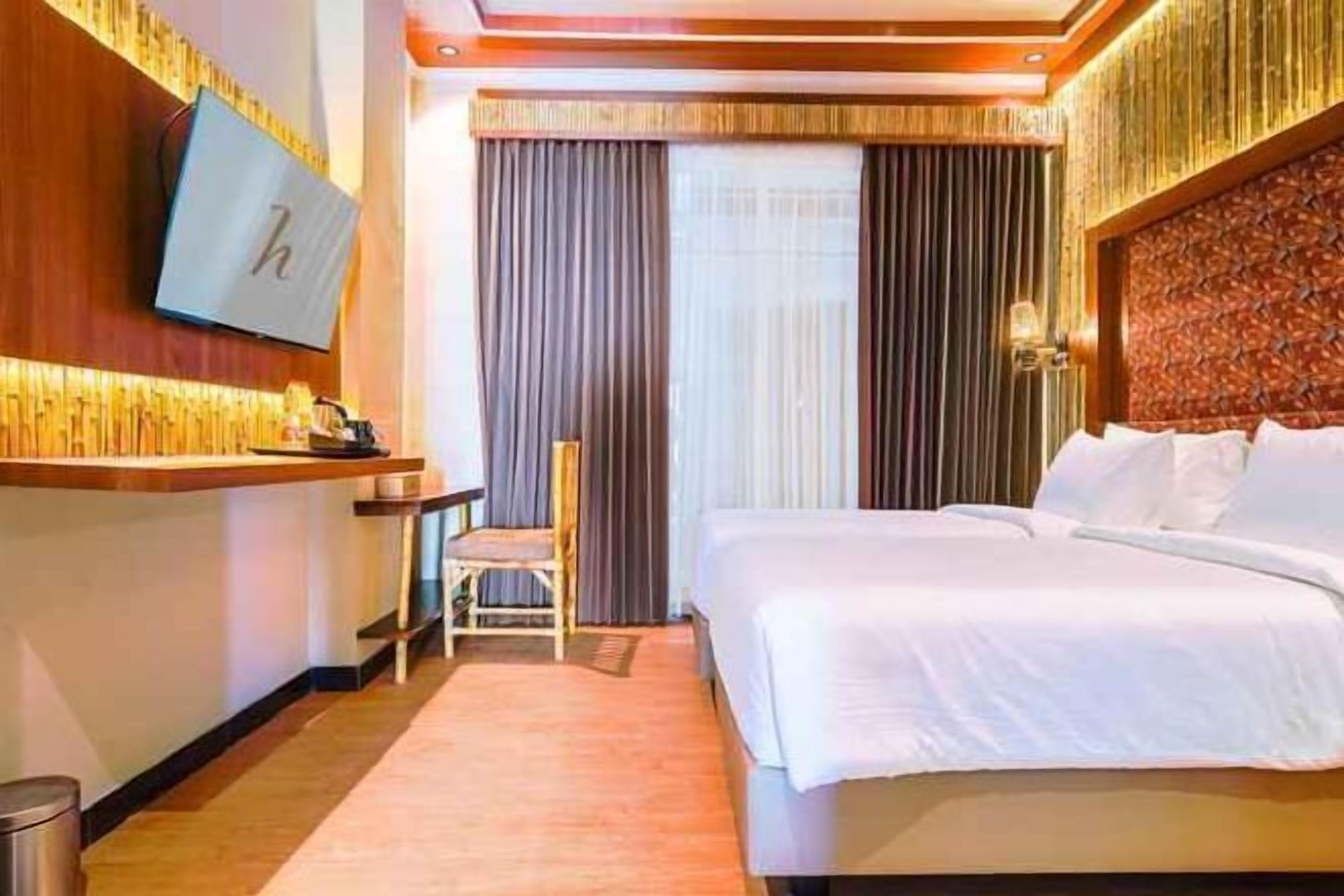 Escritorio, wifi gratis y ropa de cama 