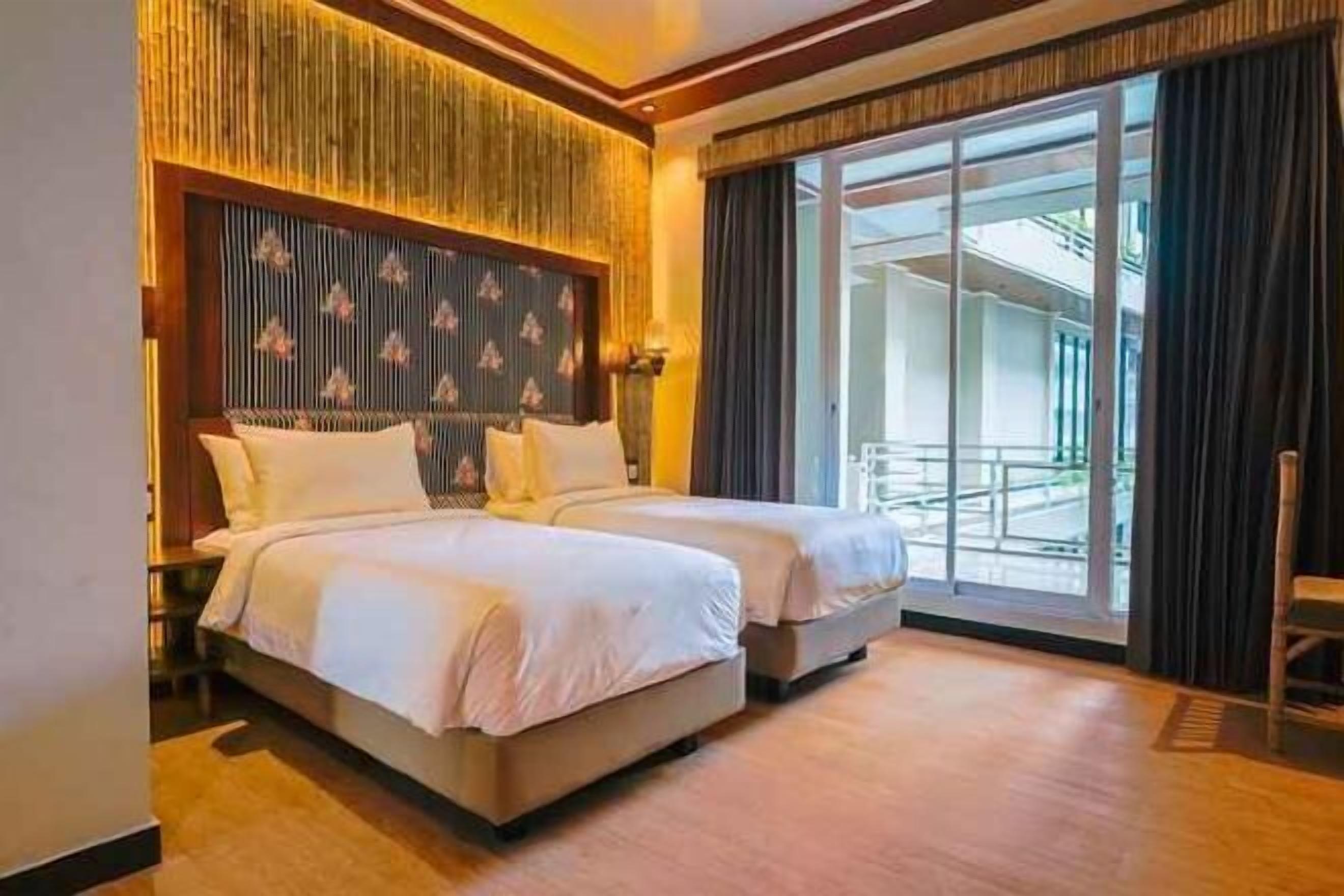 Escritorio, wifi gratis y ropa de cama 