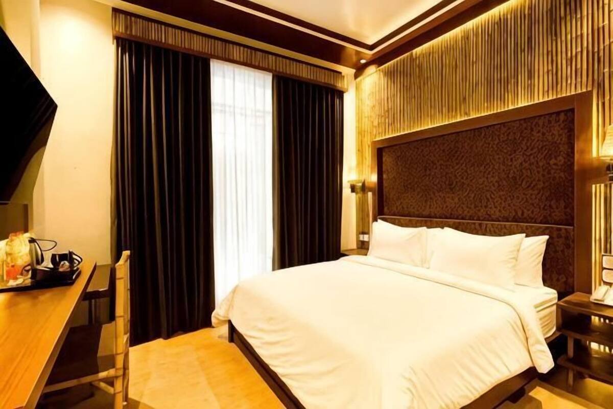 Desk, WiFi (free), bed sheets