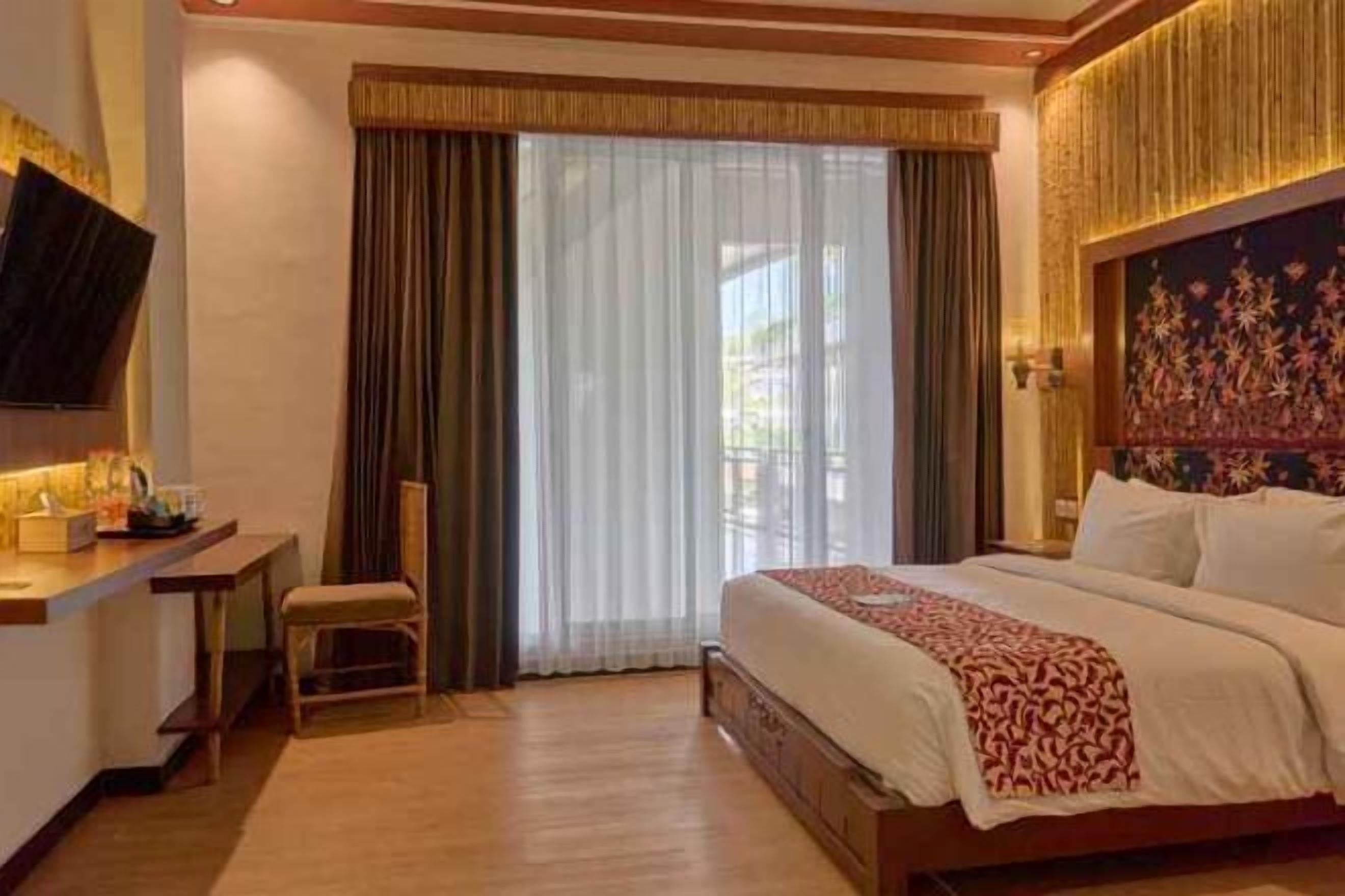 Desk, free WiFi, bed sheets