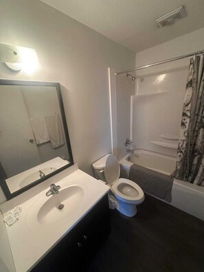 Room, Hill View | Bathroom | Free toiletries, hair dryer, towels, soap - 641 Grill & Motel (Craven)