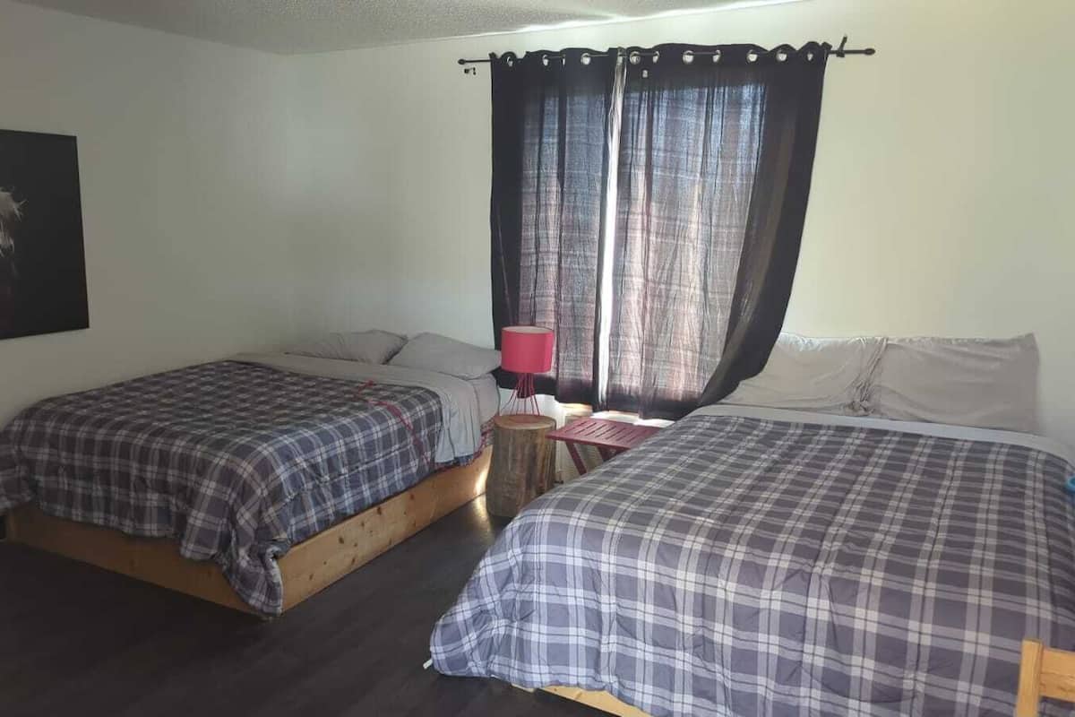 Kamer, uitzicht op heuvels | Hypoallergeen beddengoed, een bureau, een laptopwerkplek