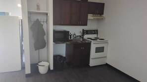 Refrigerador, microondas, cafetera/tetera, silla alta para bebés