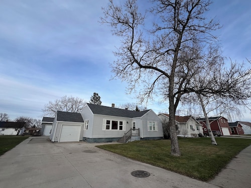 Rustic home only 5 minutes from Lake Sakakawea & Missouri River! Pet-friendly.