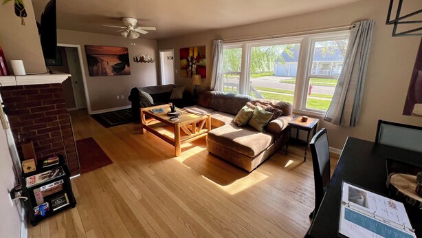 Ein Wohnzimmer mit Sofa, Couchtisch und Kamin.