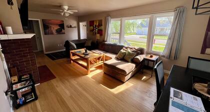 Rustic home only 5 minutes from Lake Sakakawea & Missouri River! Pet-friendly.