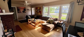 Rustic home only 5 minutes from Lake Sakakawea & Missouri River! Pet-friendly.