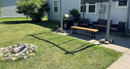 Rustic home only 5 minutes from Lake Sakakawea & Missouri River! Pet-friendly.