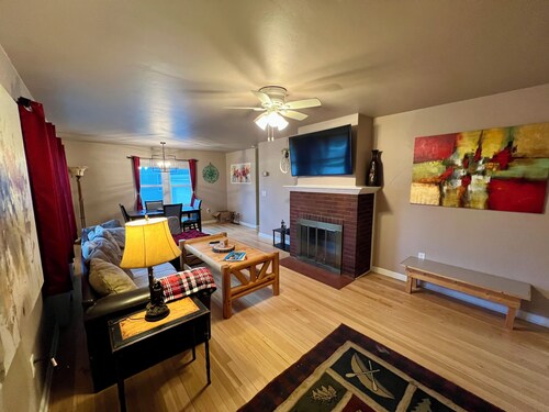 Rustic home only 5 minutes from Lake Sakakawea & Missouri River! Pet-friendly. 