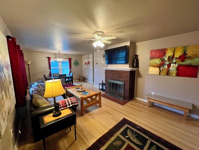 Rustic home only 5 minutes from Lake Sakakawea & Missouri River! Pet-friendly. 