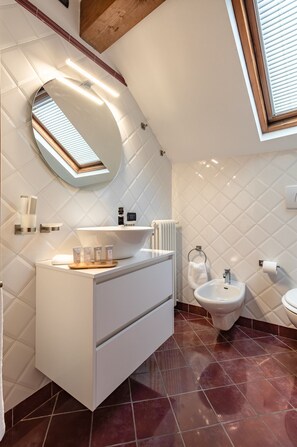 Asciugacapelli, bidet, asciugamani, sapone