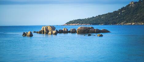 Beach nearby, white sand, 5 beach bars