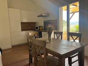 Comfort House, 2 Bedrooms, Balcony, Bay View | Private kitchen