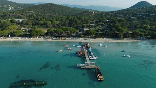 Vlak bij het strand, wit zand, 5 strandbars