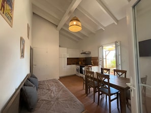 Comfort House, 2 Bedrooms, Balcony, Bay View | Living area