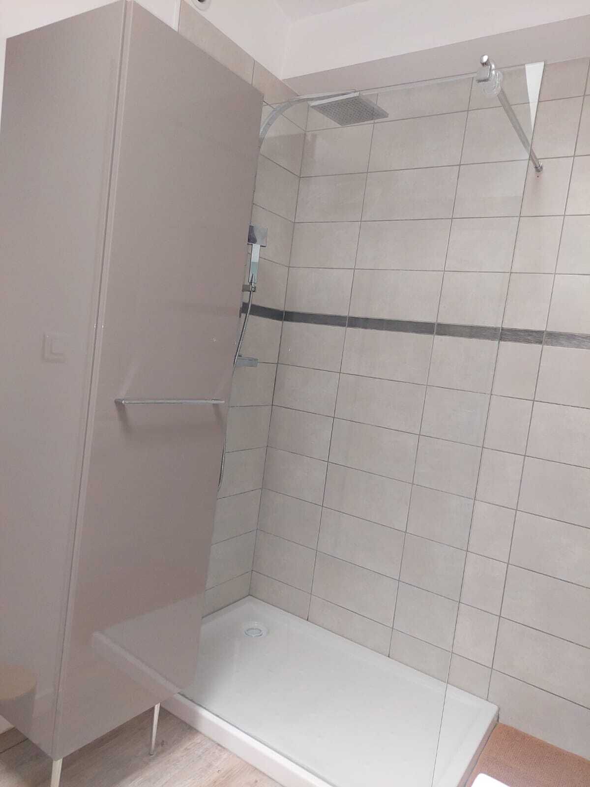 Bruser, hårtørrer, håndklæder, Toiletpapir