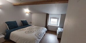 2 عدّة غرف نوم ومكواة/لوح كي وواي فاي وملاءات أسرّة