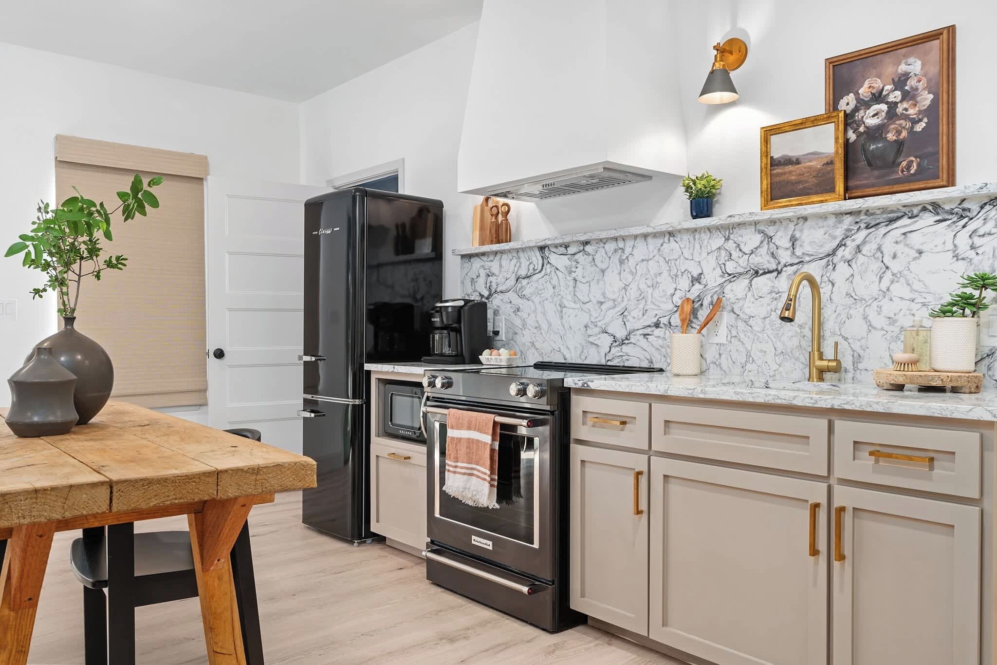 Réfrigérateur, micro-ondes, four, plaque de cuisson