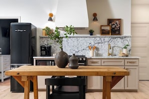 Fridge, microwave, oven, stovetop - Caroline's Cottage, Hot Tub, Fireplace, Fire pit! (Fredericksburg)