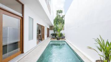 Outdoor pool, pool umbrellas, sun loungers