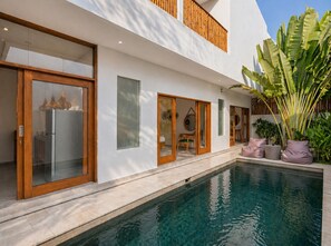 Outdoor pool, pool umbrellas, sun loungers