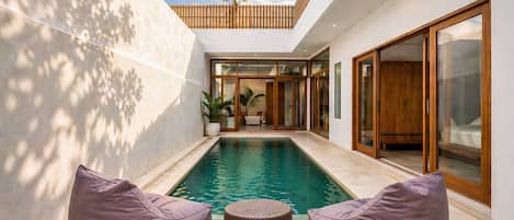 Piscine extérieure, parasols de plage, chaises longues