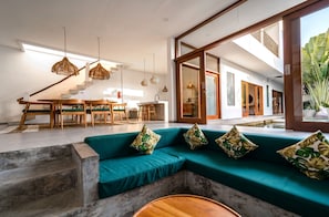 40-inch Smart TV with digital channels, Netflix, streaming services - Villa Kulibul by GORO (Canggu)