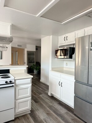 Réfrigérateur, micro-ondes, four, plaque de cuisson