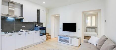 Departamento familiar, varias habitaciones (Patty New Apartment in Laveno Center) | Área de sala de estar | Televisión de pantalla plana