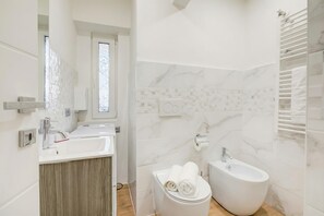 Familieleilighet, flere soverom (Patty New Apartment in Laveno Center) | Bad | Dusj, bidé, håndklær og såpe