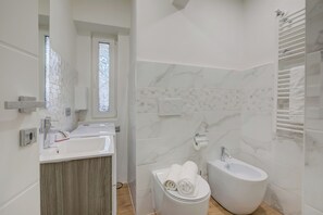 Dusj, bidé, håndklær og såpe