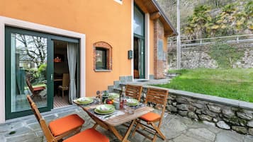 Tempat makan outdoor