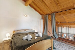 Honeymoon House, Multiple Bedrooms (La Maison Du Lac 50 meters from lake) | 1 bedroom, free WiFi, bed sheets - La Maison Du Lac 50 Meters From Lake (Monvalle)