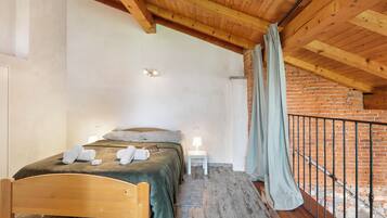Honeymoon House, Multiple Bedrooms (La Maison Du Lac 50 meters from lake) | 1 bedroom, free WiFi, bed sheets